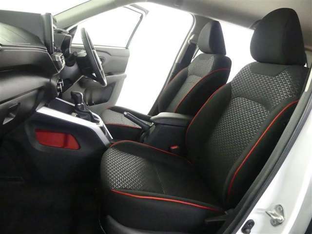 高いホールド性で運転姿勢が安定します。長距離ドライブでも疲れにくいのが魅力です。快適なドライビングライフをお送りください♪