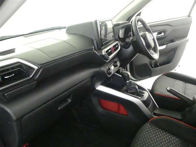 視認性のよいインパネ周りです！操作スイッチやカップホルダーも使いやすい位置に配置されています♪