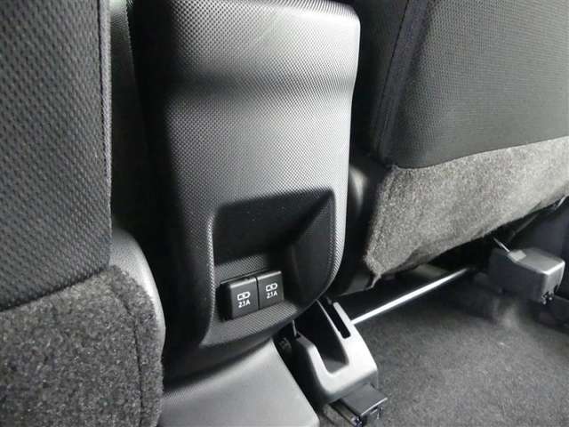 充電用USB端子付き。スマートフォンなどの充電に便利です。