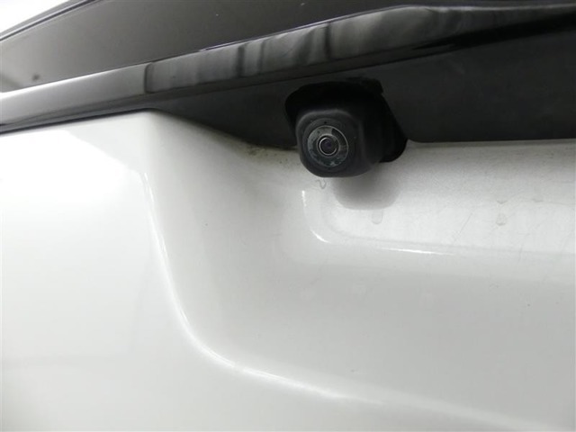 バックカメラが付いているので後方確認が非常にしやすいです。今や運転初心者も熟練者も必須装備！ついていて損はないですね♪
