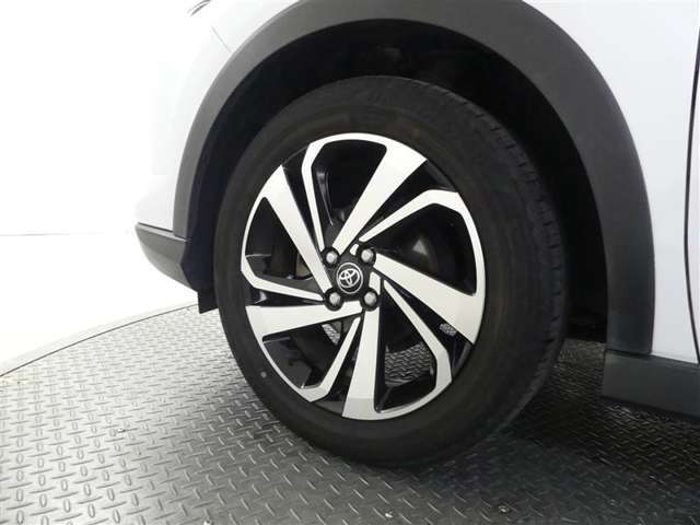 スポーティな印象を与える純正ホイールです。どこまでも走っていきたくなるようなデザインですね♪