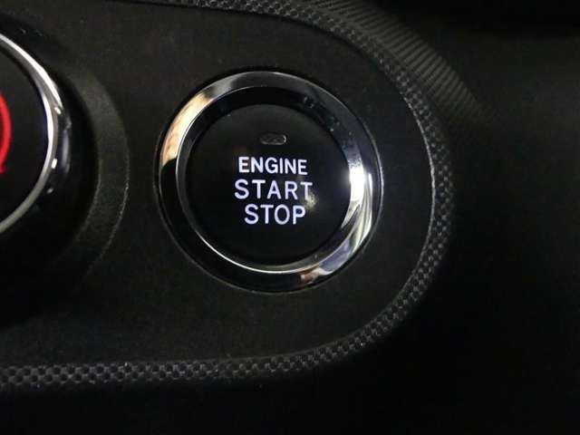 スマートキーを携帯していればキーを取り出さずにドアを施錠＆解錠。クルマの始動も可能です。