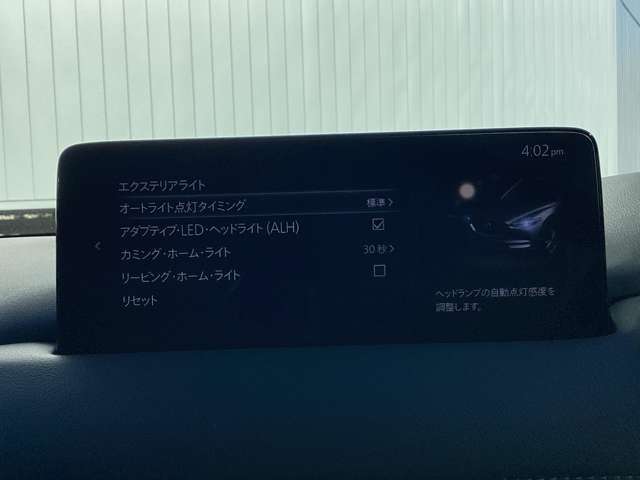 【マツダコネクト】　　オーディオ操作、車両装備、ナビ案内など、統合的にモニターできる見やすいサイズのディスプレイです。