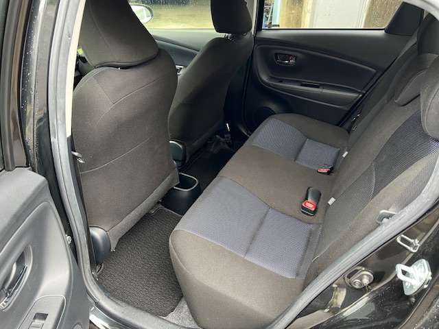 後席も車両サイズの割に足元広めです