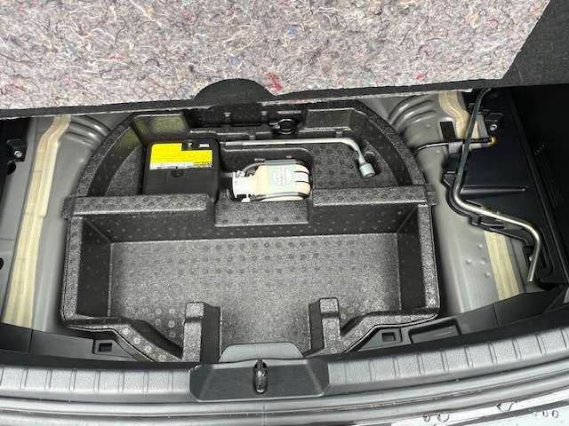 トランク下にも荷物を収納できます！