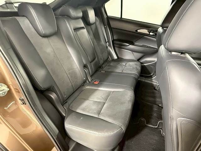 セカンドシートはリクライニング可能でくつろぎの空間。大人二人が乗っても十分なスペースが確保されております。