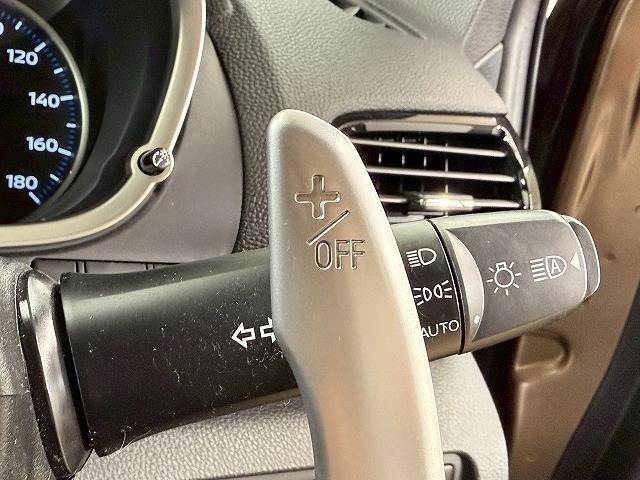 【パドルシフト】ステアリングから手を離すことなく、瞬時にシフトダウンが可能。AT車でもマニュアル操作感覚を楽しむことができます。