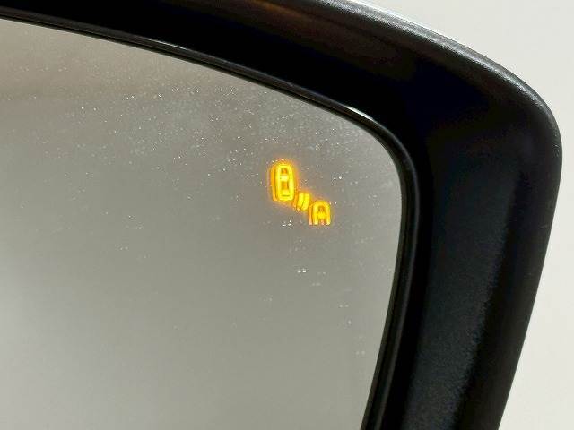 【ブラインドスポットモニター】車線変更時の死角の安全をサポートする装置です。