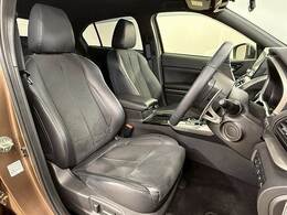 【ハーフレザーシート】ならではのシートヒーター装備となっております。高級感あふれる【ハーフレザーシート】を装備。見た目の高級感とより上質な座り心地をお楽しみください。