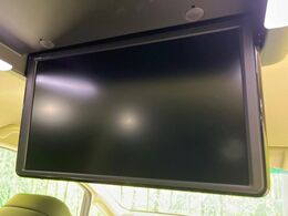 【フリップダウンモニター】大画面モニターで後席でもエンタメをお楽しみいただけます。小さなお子様にも大人気の装備です♪