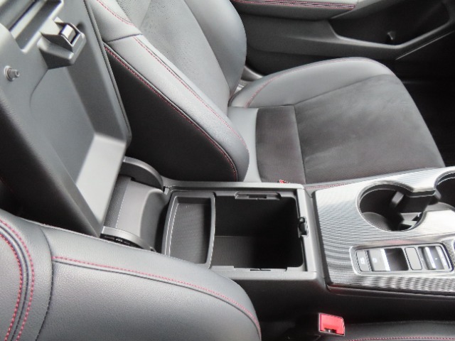 ※アームレストを跳ね上げた状態です。