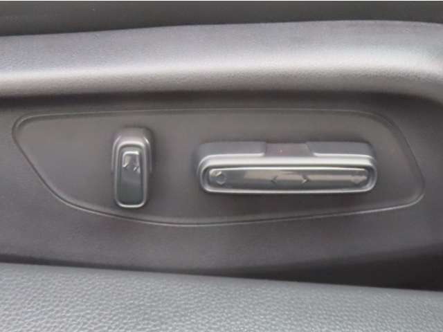 【運転席パワーシート】スライド・リクライニング・ハイトの8ウェイが電動で調節可能です。