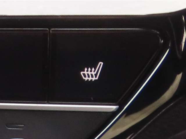 【シートヒーター（フロント左右席）】3段階で温度調節が可能なシートヒーターです。エアコンよりも早く温まるので、寒い日もカラダを温め、快適にドライブできます。