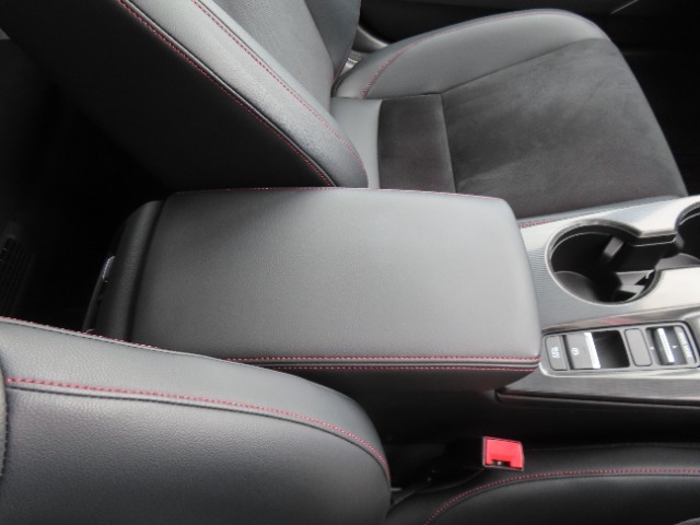 【アームレスト付きセンターコンソールボックス】アームレスト部分を上にあげるとコンソールボックスが出現します。サングラスやハンドクリームなどちょっとしたのをしまっておくのに便利です。