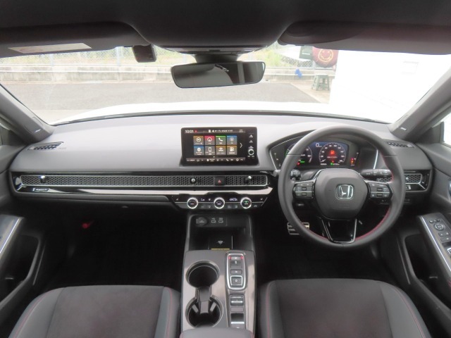 【インパネ周り】広々とした視界性の良い運転席です。ゆったりとした快適な乗り心地で運転できます。人を中心に設計することで生まれた、伸びやかなキャビンが特徴のインテリアデザインです。