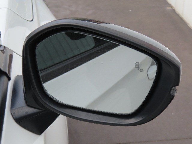 【ブラインドスポットモニター】後方を走る車を確認するための機能です。センサーによって周囲の車両を検知して、ドライバーに伝えてくれるものです。後方にある車両を検知することで、事故を防ぐ確率を高めます。