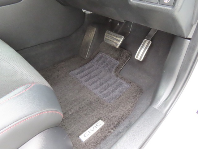【フロントのフロアマット】前席は純正フロアマット付きです。大きな汚れもなく、使用感も少なめで綺麗な状態です。