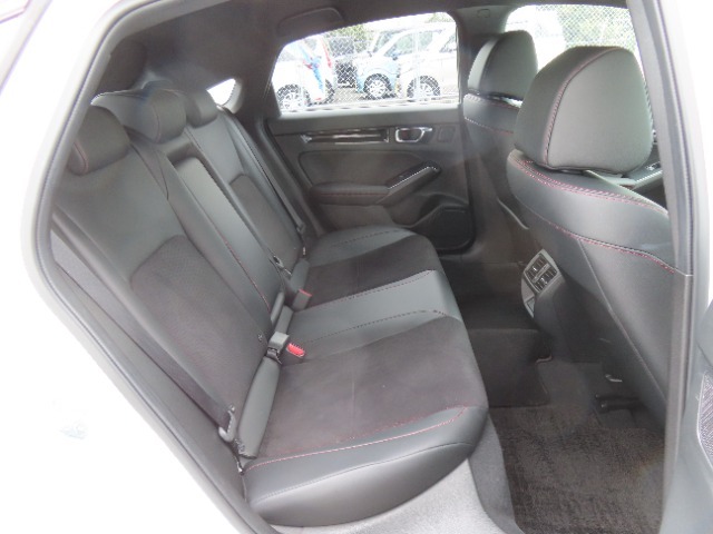 【後部座席】広さにこだわった後部座席！乗る人みんなが気持ちよく過ごせるように、ひざまわり、そして頭上にもゆとりをしっかりとることで開放感を高め、ゆったりとお寛ぎいただけます。