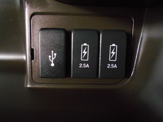 便利な充電用USBジャックも付いています☆