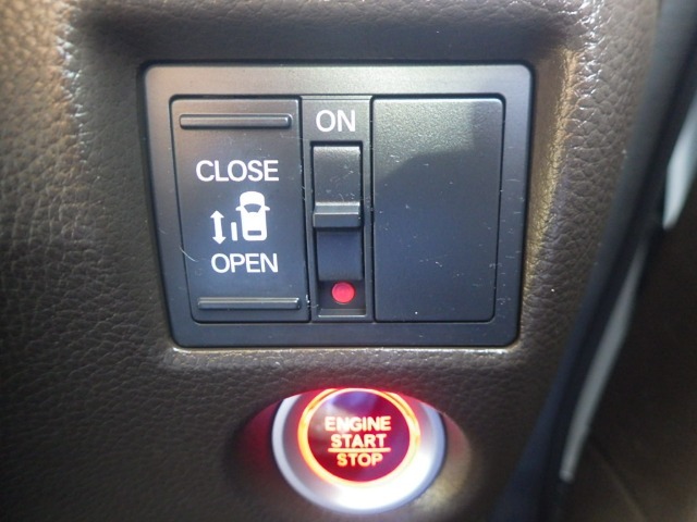 片側電動スライドドア！！荷物で手が塞がる時など簡単にドアの開閉が出来ます！何より力いらずで開閉OK！女性やお年寄りにも優しい♪電動機能はOFFにもできますから元気なお子様の駆け出しも安心！