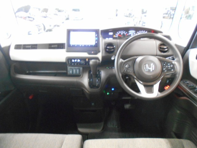 ドライバーを包み込むように、ディスプレーやスイッチ、コンソールを配置。座った瞬間から運転への期待が！空間そのものの心地よさにこだわっています。