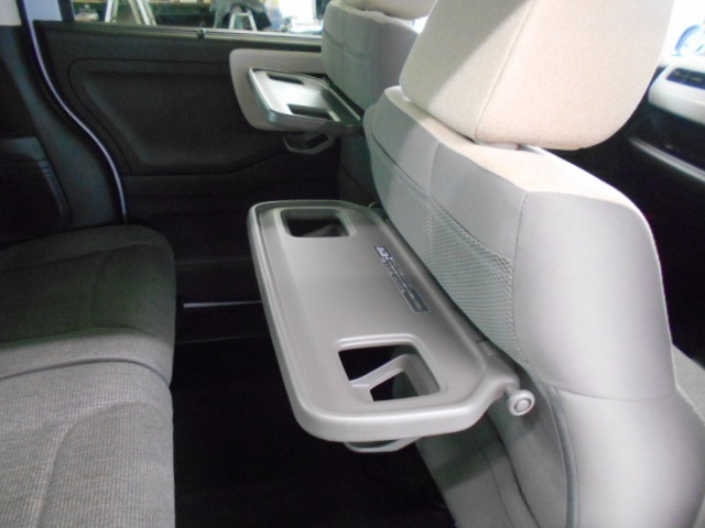 おやつタイムに活躍するシートバックテーブル付きです。