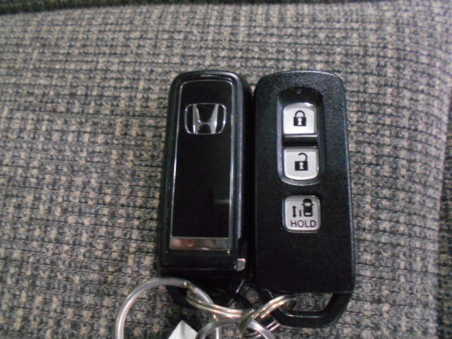 スマートキー付！キーを取り出さなくてもドアロックの施錠・開錠、エンジンの始動が出来ます！雨の日や荷物の多い日にとても便利ですね♪