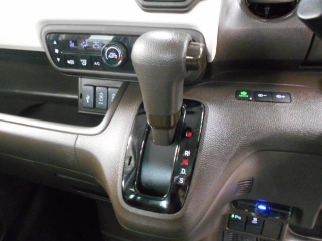 インパネシフトだから視線の移動も少なく足元もスッキリ♪運転席もゆったりしているのでゆとりを持ってドライブできますね！