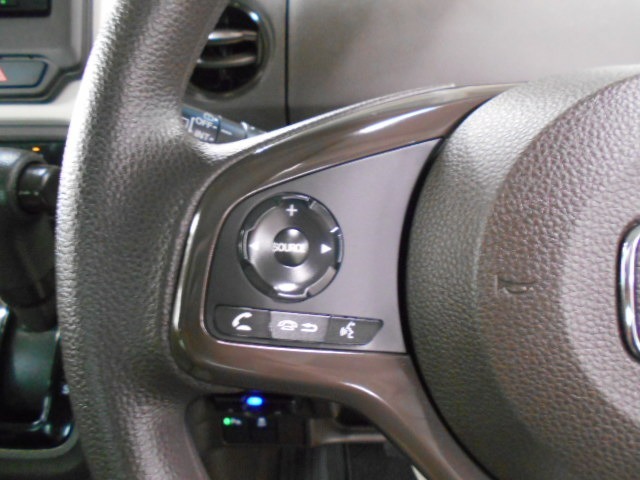 ハンドルにオーディオの操作スイッチが装備されています！視線を前方から外さずハンドルから手を離さずに操作できるのでとっても安全ですね♪