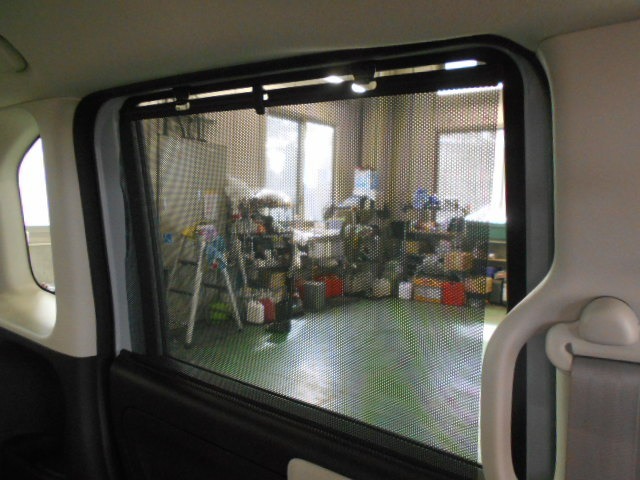 ロールサンシェード付きなので、夏のドライブも快適！