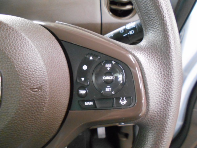 ハンドル右側にはクルーズコントロールのスイッチが装備され運転中の操作も安心して行えます！