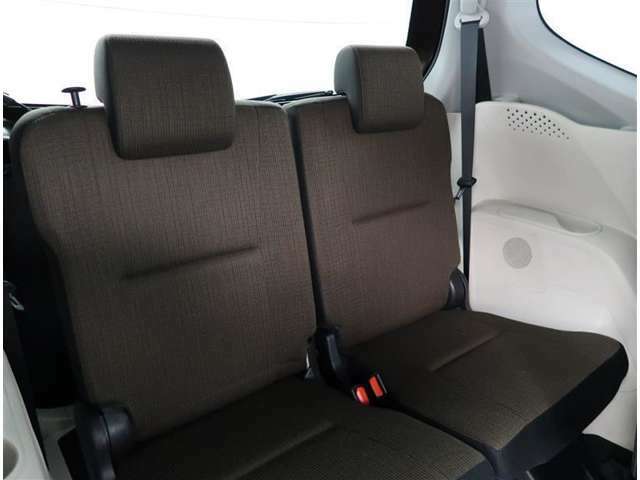 【サードシート】サードシートもリクライニングが可能な2人掛けシートになります。