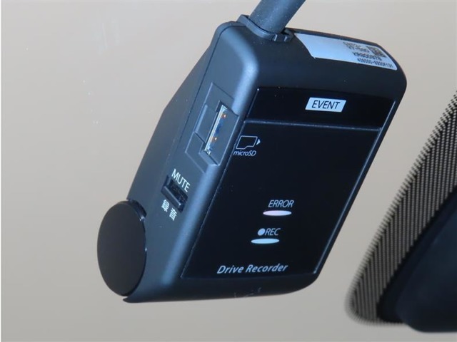 マツダ純正ドライブレコーダーを装備しております。記憶媒体はお客様手配となります。