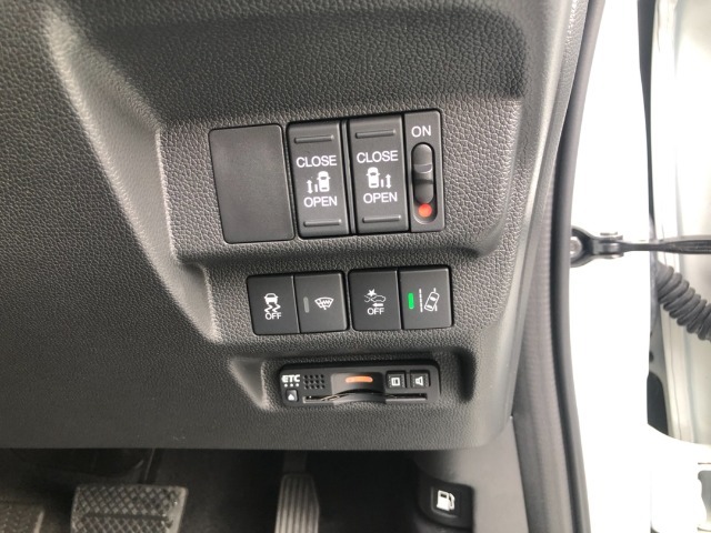 【両側電動スライドドア】リモコンや運転席のスイッチ操作のほか、ドアハンドルを少し引くだけでリアドアが自動開閉します♪