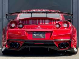 MY17以降の後期型のデザインをモチーフKUHLオリジナルのリヤバンパーが装着されアンダーにはフローティングディフューザーを換装！ダックテールとミドルマウントGTウイング換装後のリヤビューです！