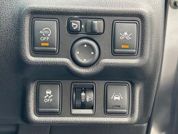 【エマージェンシーブレーキ】走行中に前方の車両等を認識し、衝突しそうな時は警報とブレーキで衝突回避と被害軽減をアシスト。より安全にドライブをお楽しみいただけます。