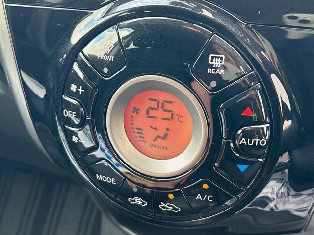 【オートエアコン】一度お好みの温度に設定すれば、車内の温度を検知し風量や温度を自動で調整。暑い…寒い…と何度もスイッチ操作をする必要はありません。快適な車内空間には必須の機能ですね♪