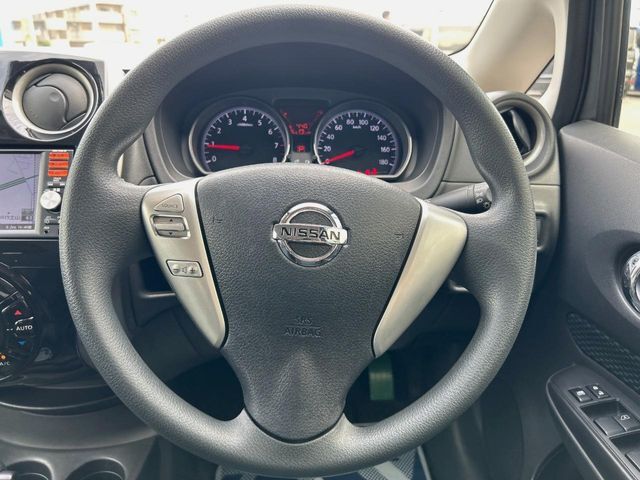 インテリアに合わせたデザインのステアリングは、運転される方のことも考え、運転しやすい形状、大きさです。是非一度、実際に触ってお確かめください。