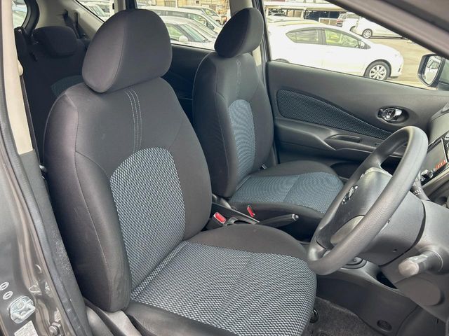 運転席まわりには十分なスペースがあり、大柄な方でもゆったり運転していただける環境です。