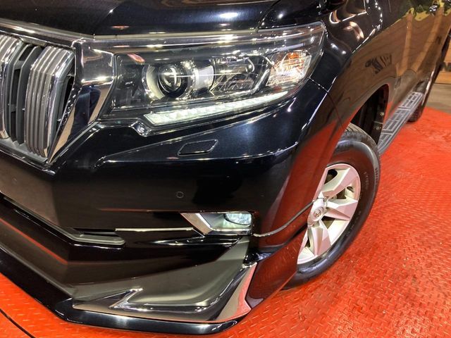 【LEDヘッドライト】悪天候や夜間走行時も良好な視界を確保し安心して運転できる高輝度LEDヘッドライトを装備！点灯速度が早く、消費電力も抑えられています。