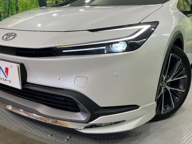 【LEDヘッドライト】悪天候や夜間走行時も良好な視界を確保し安心して運転できる高輝度LEDヘッドライトを装備！点灯速度が早く、消費電力も抑えられています。