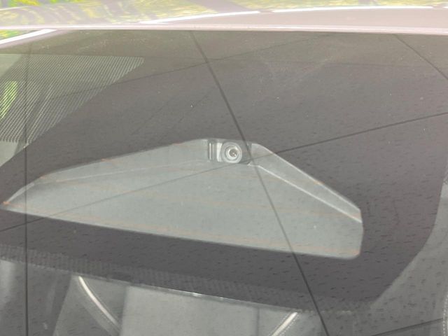 【プリクラッシュセーフティ】前方の車両等を検知し、衝突しそうな時は警報で注意を促し、ブレーキを踏む力をサポート。ブレーキを踏めなかった場合は衝突被害軽減ブレーキが作動、衝突回避をサポートします。
