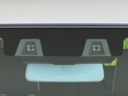 【スズキ　セーフティサポート】走行中に前方の車両等を認識し、衝突しそうな時は警報とブレーキで衝突回避と被害軽減をアシスト。より安全にドライブをお楽しみいただけます。