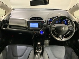 使いやすいレイアウトのダッシュボード周辺です。オートエアコンや小物入れなど嬉しい装備が満載です。