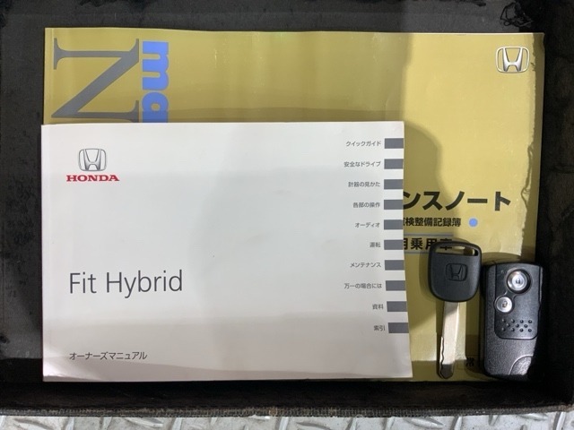 スマートキーは鍵をバッグに入れたままでもドアロックの開閉やエンジンのON・OFFができます。夜間や雨の日も鍵を探さなくて良いので便利です。