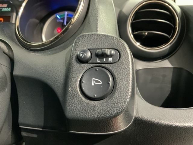 狭い駐車場で便利な電動格納ドアミラーが付いています。