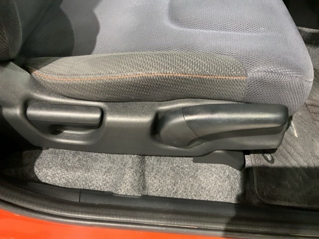 シートハイトアジャスターが付いているので運転姿勢を調整するのに便利ですね。身長に合ったシートポジションは安全運転や疲労軽減にもつながります。
