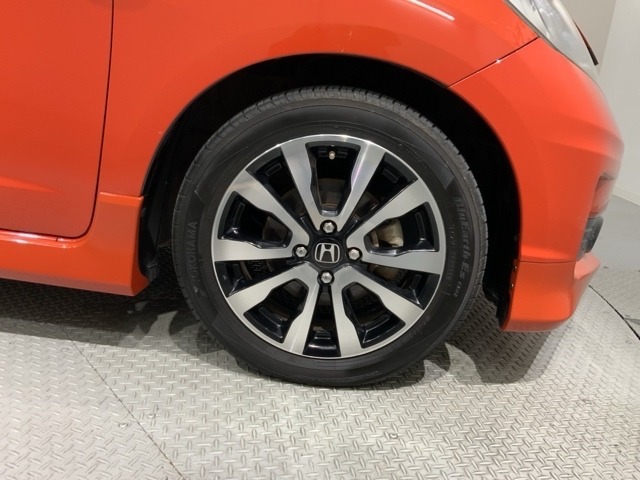 ご納車までの期間ですが、県内のお客様は1,2週間、県外のお客様は2,3週間ほどでご納車が可能となります。但し、お支払いや書類の状況によっては多少の前後もありますので、その際には何卒ご了承下さい。