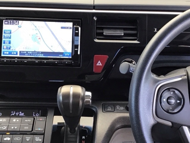 ステアリング左手側にオーディオ関連のコントロールスイッチを配置しています。操作時は視線を逸らすことなく運転に集中できます。