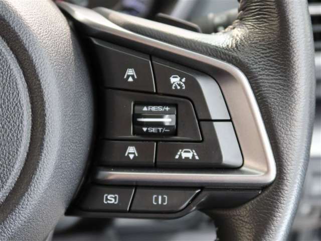アダプティブクルーズコントロール機能付きです。走行中に先行車の様子を検知しながら、設定した車速の範囲内で先行車との距離のキープを支援します。詳細は販売店スタッフまでおたずねください。